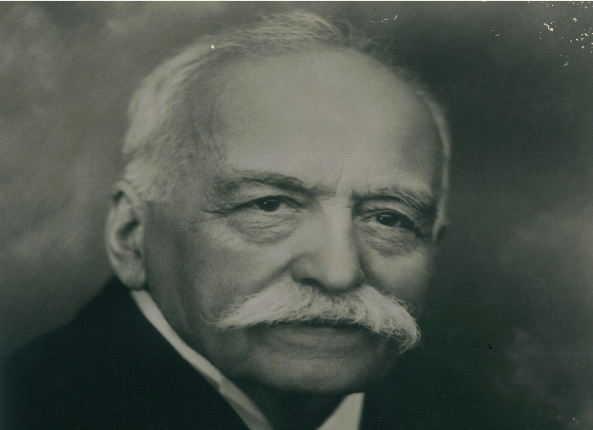 A_ESCOFFIER_PORTRAIT-4d68f58d